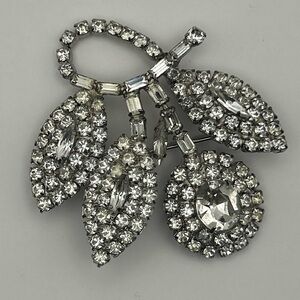 Vintage Weiss Flower Rhinestone Brooch